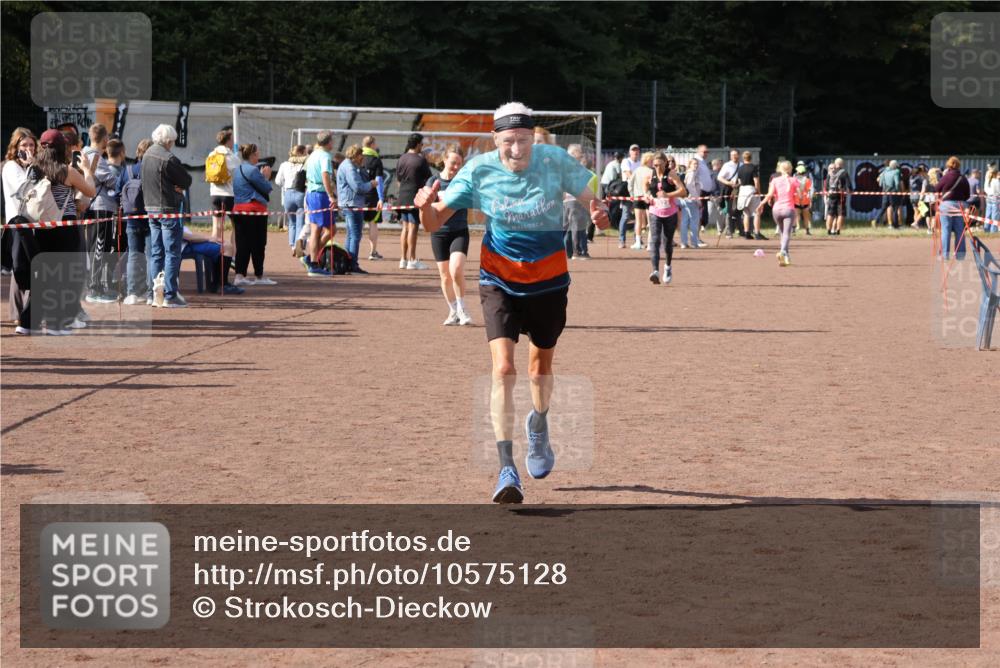 27.09.2026 - 35. Volkslauf durch das schöne Alstertal Strokosch-Dieckow http://msf.ph/oto/10575128 27.09.2026 12:34:41 Ziel 2252, 2263, 2389 meine-sportfotos.de