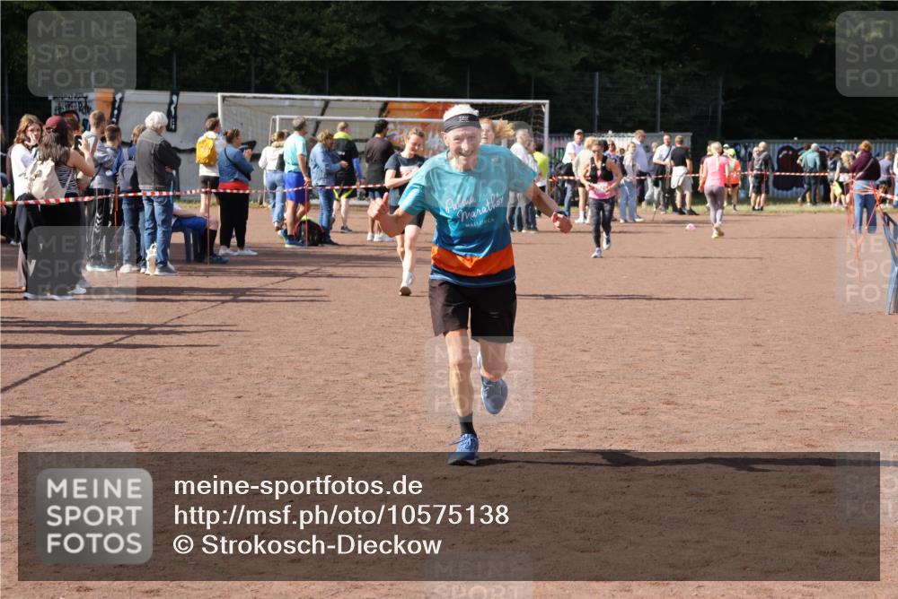 27.09.2026 - 35. Volkslauf durch das schöne Alstertal Strokosch-Dieckow http://msf.ph/oto/10575138 27.09.2026 12:34:41 Ziel 2252, 2263, 2389 meine-sportfotos.de