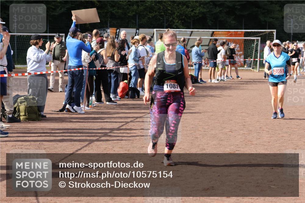 27.09.2026 - 35. Volkslauf durch das schöne Alstertal Strokosch-Dieckow http://msf.ph/oto/10575154 27.09.2026 12:29:35 Ziel 1081, 2055 meine-sportfotos.de