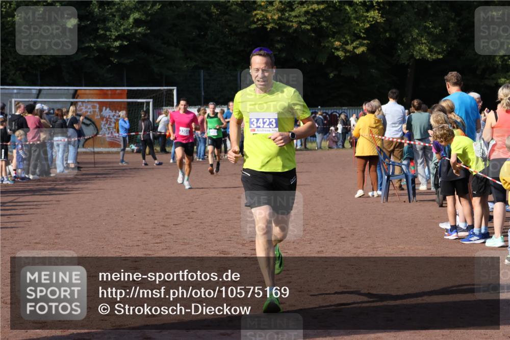 27.09.2026 - 35. Volkslauf durch das schöne Alstertal Strokosch-Dieckow http://msf.ph/oto/10575169 27.09.2026 11:20:15 Ziel 3306, 3380, 3423 meine-sportfotos.de