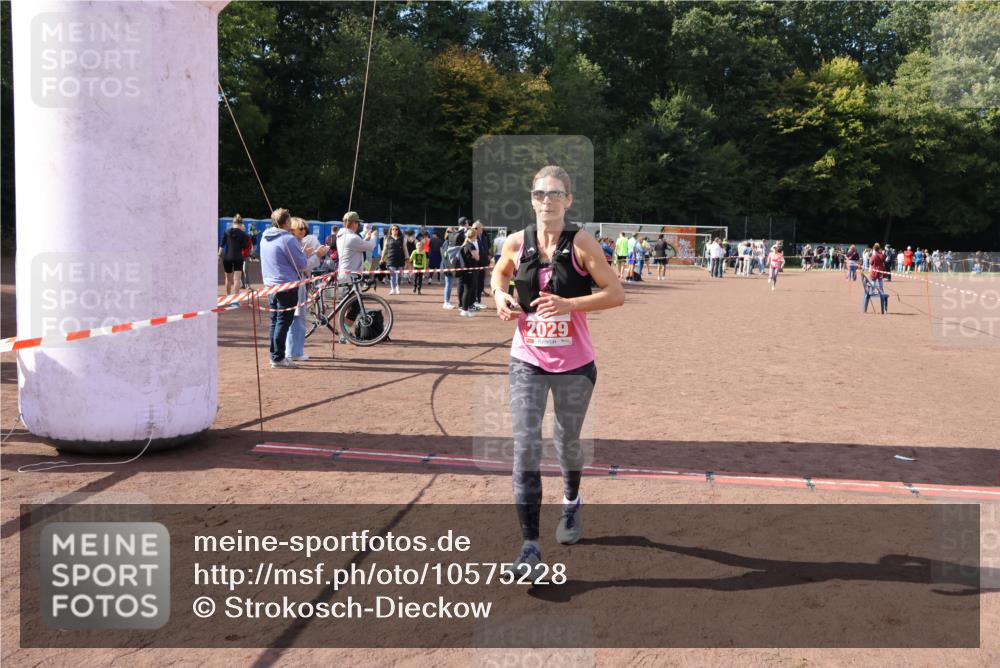 27.09.2026 - 35. Volkslauf durch das schöne Alstertal Strokosch-Dieckow http://msf.ph/oto/10575228 27.09.2026 12:34:51 Ziel 2029, 2030, 2252, 2263 meine-sportfotos.de