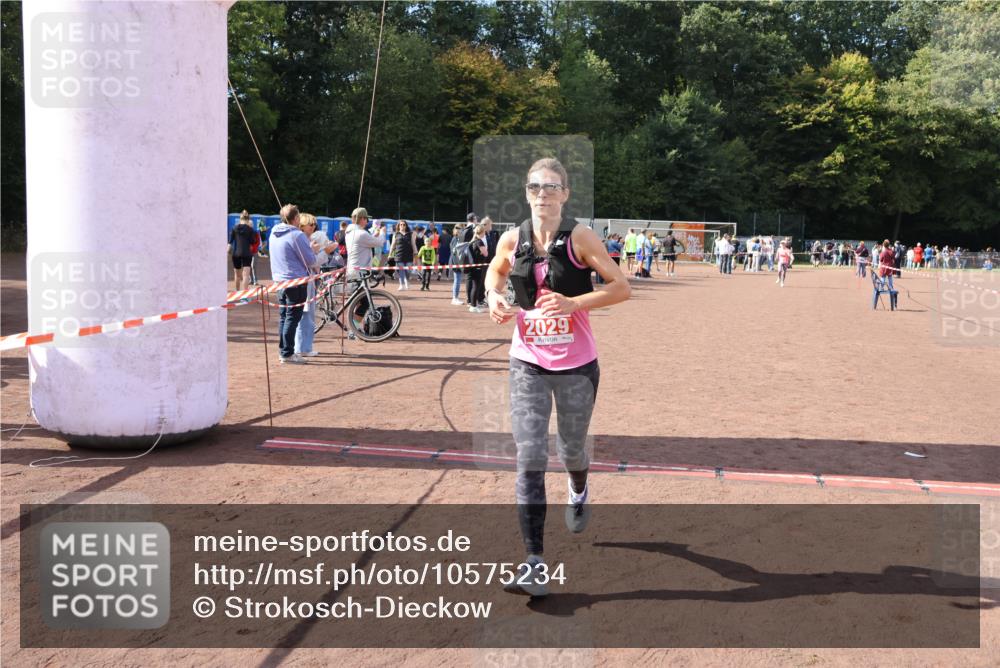 27.09.2026 - 35. Volkslauf durch das schöne Alstertal Strokosch-Dieckow http://msf.ph/oto/10575234 27.09.2026 12:34:51 Ziel 2029, 2030, 2252, 2263 meine-sportfotos.de