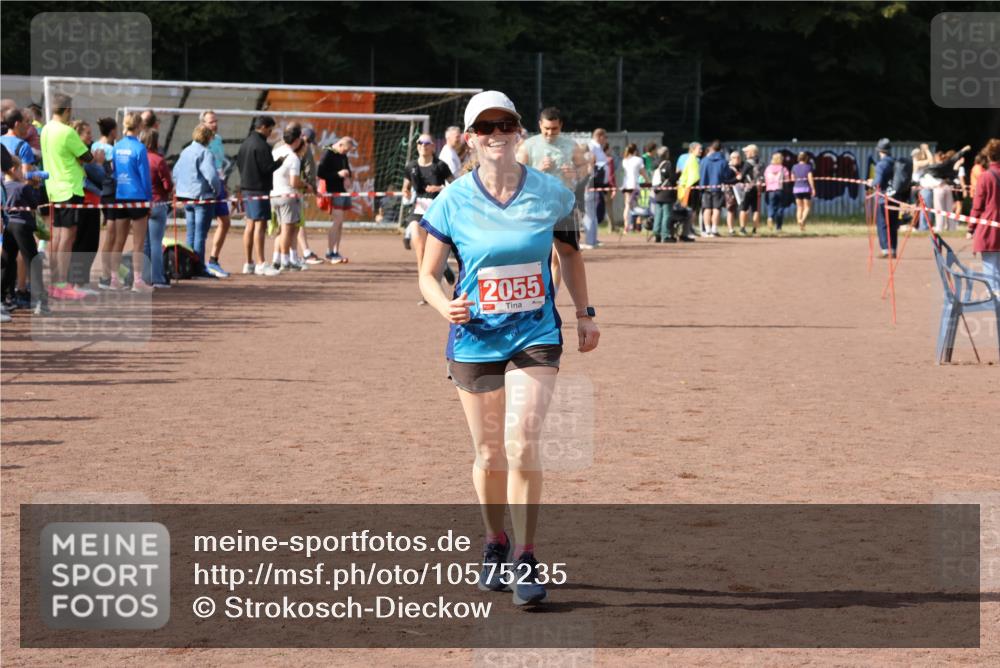 27.09.2026 - 35. Volkslauf durch das schöne Alstertal Strokosch-Dieckow http://msf.ph/oto/10575235 27.09.2026 12:29:38 Ziel 1081, 2000, 2053, 2055 meine-sportfotos.de