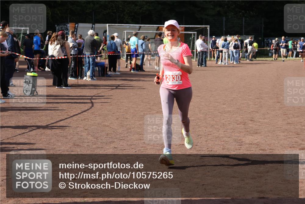 27.09.2026 - 35. Volkslauf durch das schöne Alstertal Strokosch-Dieckow http://msf.ph/oto/10575265 27.09.2026 12:34:59 Ziel 2030 meine-sportfotos.de