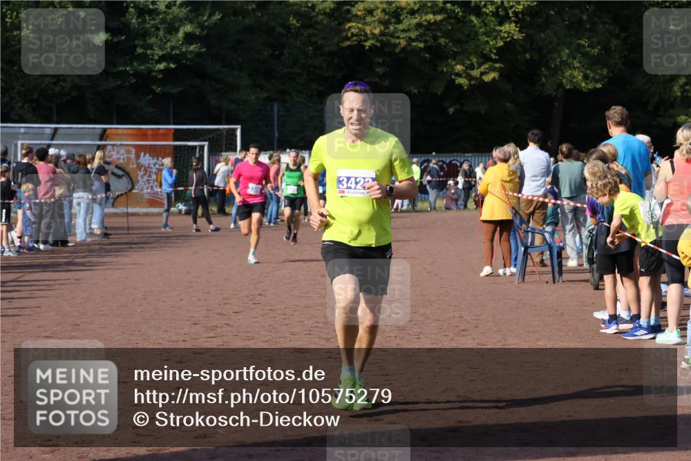 27.09.2026 - 35. Volkslauf durch das schöne Alstertal Strokosch-Dieckow http://msf.ph/oto/10575279 27.09.2026 11:20:15 Ziel 3306, 3380, 3423 meine-sportfotos.de