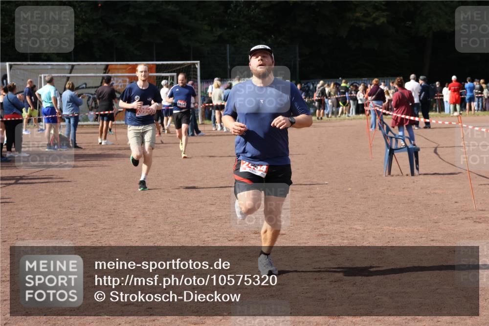 27.09.2026 - 35. Volkslauf durch das schöne Alstertal Strokosch-Dieckow http://msf.ph/oto/10575320 27.09.2026 12:35:10 Ziel 1654, 2094, 2464 meine-sportfotos.de