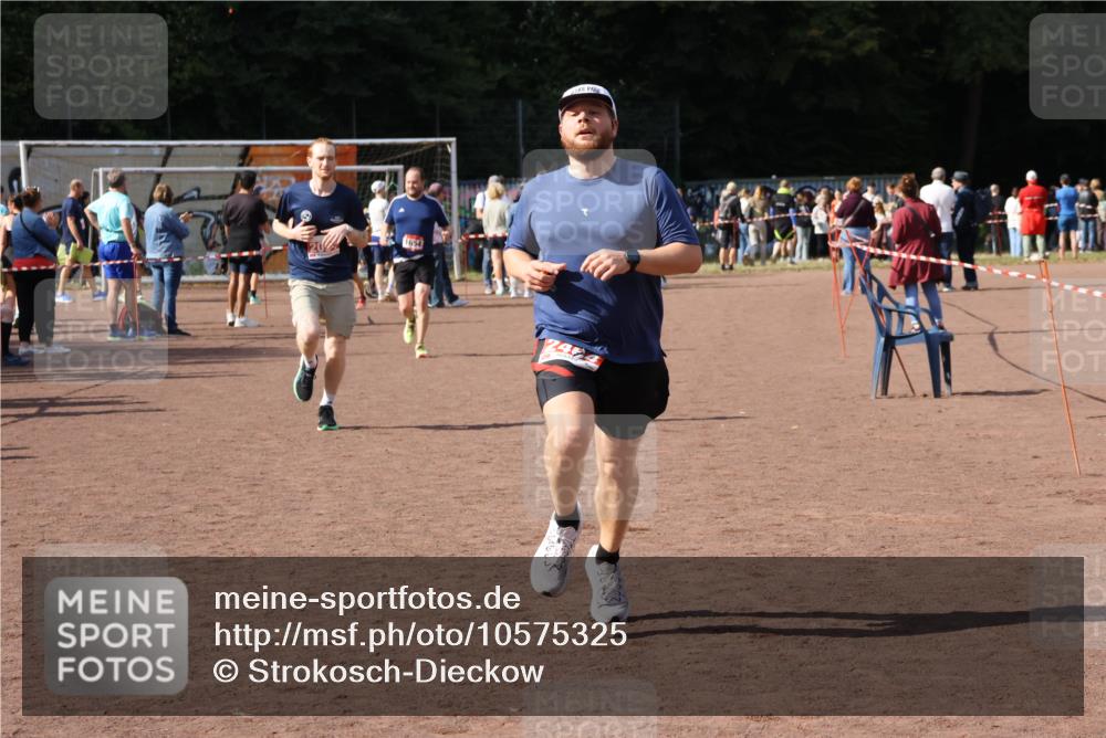 27.09.2026 - 35. Volkslauf durch das schöne Alstertal Strokosch-Dieckow http://msf.ph/oto/10575325 27.09.2026 12:35:10 Ziel 1654, 2094, 2464 meine-sportfotos.de