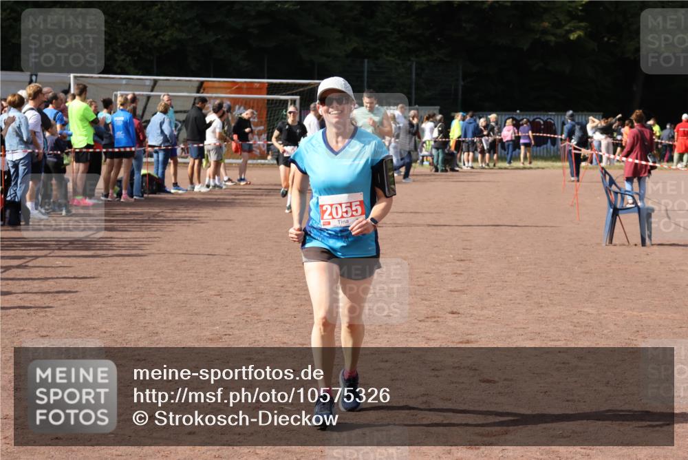 27.09.2026 - 35. Volkslauf durch das schöne Alstertal Strokosch-Dieckow http://msf.ph/oto/10575326 27.09.2026 12:29:38 Ziel 1081, 2000, 2053, 2055 meine-sportfotos.de