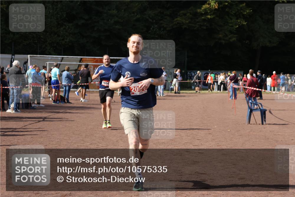 27.09.2026 - 35. Volkslauf durch das schöne Alstertal Strokosch-Dieckow http://msf.ph/oto/10575335 27.09.2026 12:35:14 Ziel 1654, 2094, 2464 meine-sportfotos.de