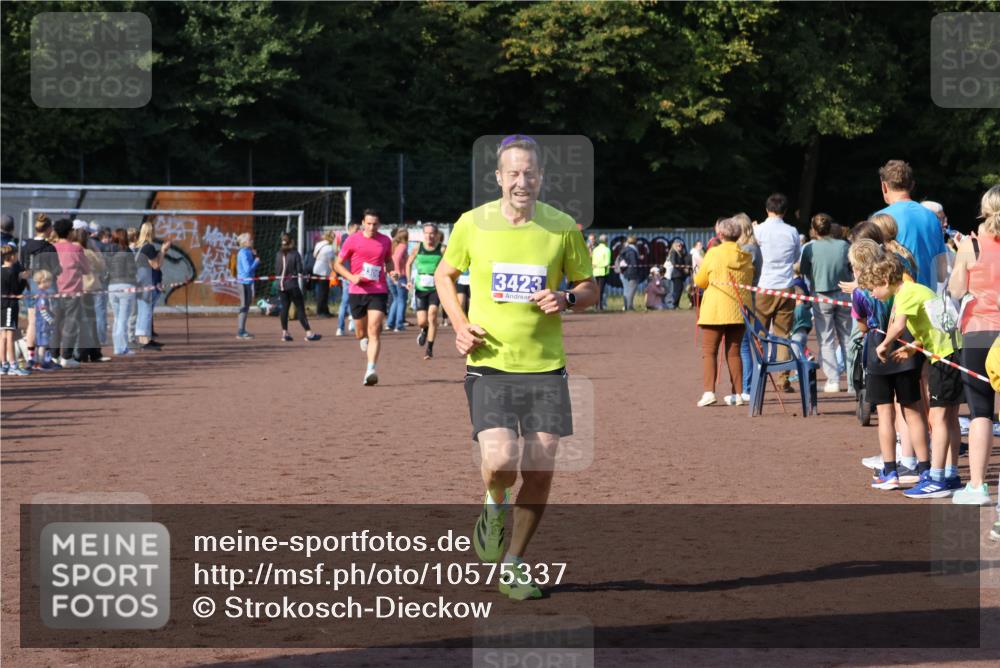 27.09.2026 - 35. Volkslauf durch das schöne Alstertal Strokosch-Dieckow http://msf.ph/oto/10575337 27.09.2026 11:20:15 Ziel 3306, 3380, 3423 meine-sportfotos.de