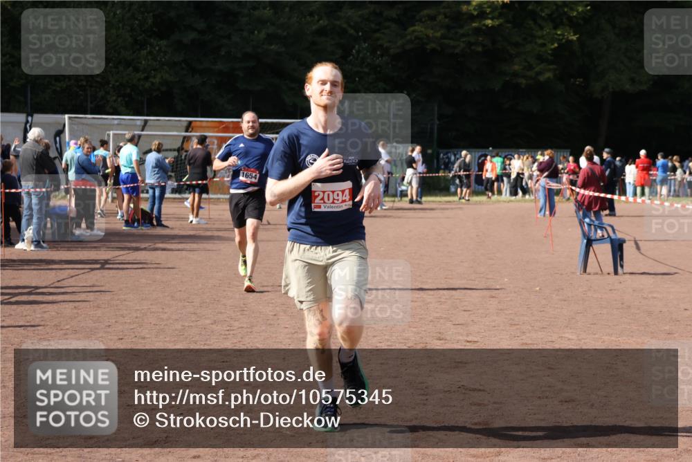 27.09.2026 - 35. Volkslauf durch das schöne Alstertal Strokosch-Dieckow http://msf.ph/oto/10575345 27.09.2026 12:35:14 Ziel 1654, 2094, 2464 meine-sportfotos.de