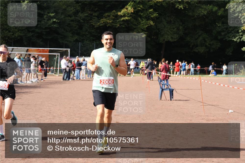 27.09.2026 - 35. Volkslauf durch das schöne Alstertal Strokosch-Dieckow http://msf.ph/oto/10575361 27.09.2026 12:29:44 Ziel 2000, 2053 meine-sportfotos.de