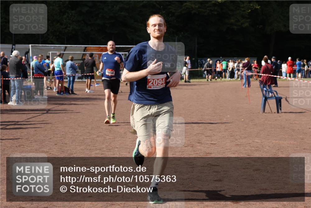 27.09.2026 - 35. Volkslauf durch das schöne Alstertal Strokosch-Dieckow http://msf.ph/oto/10575363 27.09.2026 12:35:14 Ziel 1654, 2094, 2464 meine-sportfotos.de