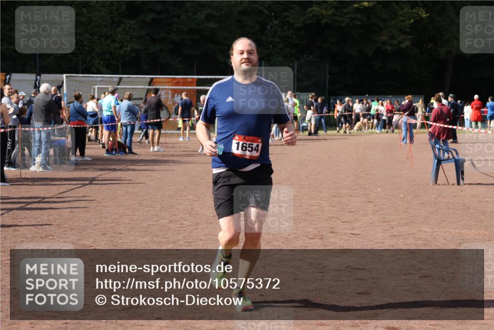 27.09.2026 - 35. Volkslauf durch das schöne Alstertal Strokosch-Dieckow http://msf.ph/oto/10575372 27.09.2026 12:35:17 Ziel 1654, 2094 meine-sportfotos.de