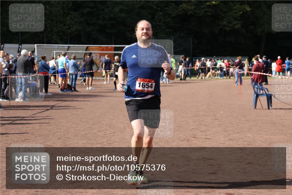 27.09.2026 - 35. Volkslauf durch das schöne Alstertal Strokosch-Dieckow http://msf.ph/oto/10575376 27.09.2026 12:35:17 Ziel 1654, 2094 meine-sportfotos.de