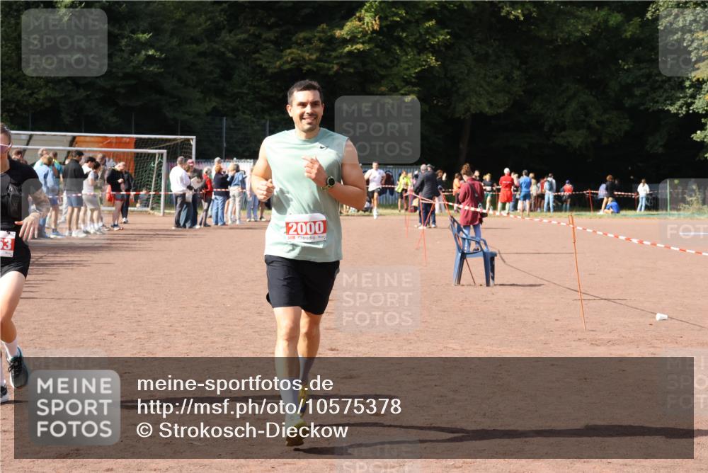 27.09.2026 - 35. Volkslauf durch das schöne Alstertal Strokosch-Dieckow http://msf.ph/oto/10575378 27.09.2026 12:29:44 Ziel 2000, 2053 meine-sportfotos.de