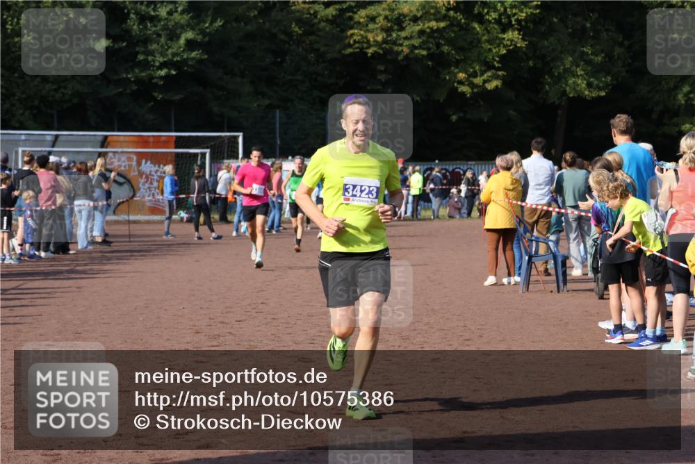 27.09.2026 - 35. Volkslauf durch das schöne Alstertal Strokosch-Dieckow http://msf.ph/oto/10575386 27.09.2026 11:20:15 Ziel 3306, 3380, 3423 meine-sportfotos.de