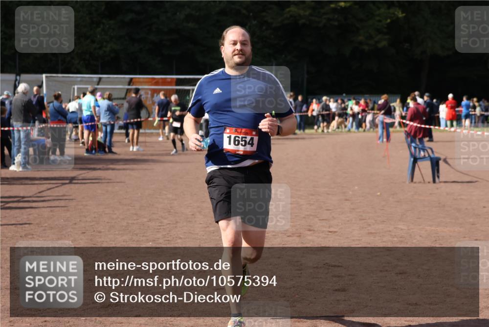 27.09.2026 - 35. Volkslauf durch das schöne Alstertal Strokosch-Dieckow http://msf.ph/oto/10575394 27.09.2026 12:35:17 Ziel 1654, 2094 meine-sportfotos.de