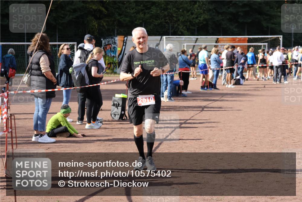 27.09.2026 - 35. Volkslauf durch das schöne Alstertal Strokosch-Dieckow http://msf.ph/oto/10575402 27.09.2026 12:35:29 Ziel 2010 meine-sportfotos.de