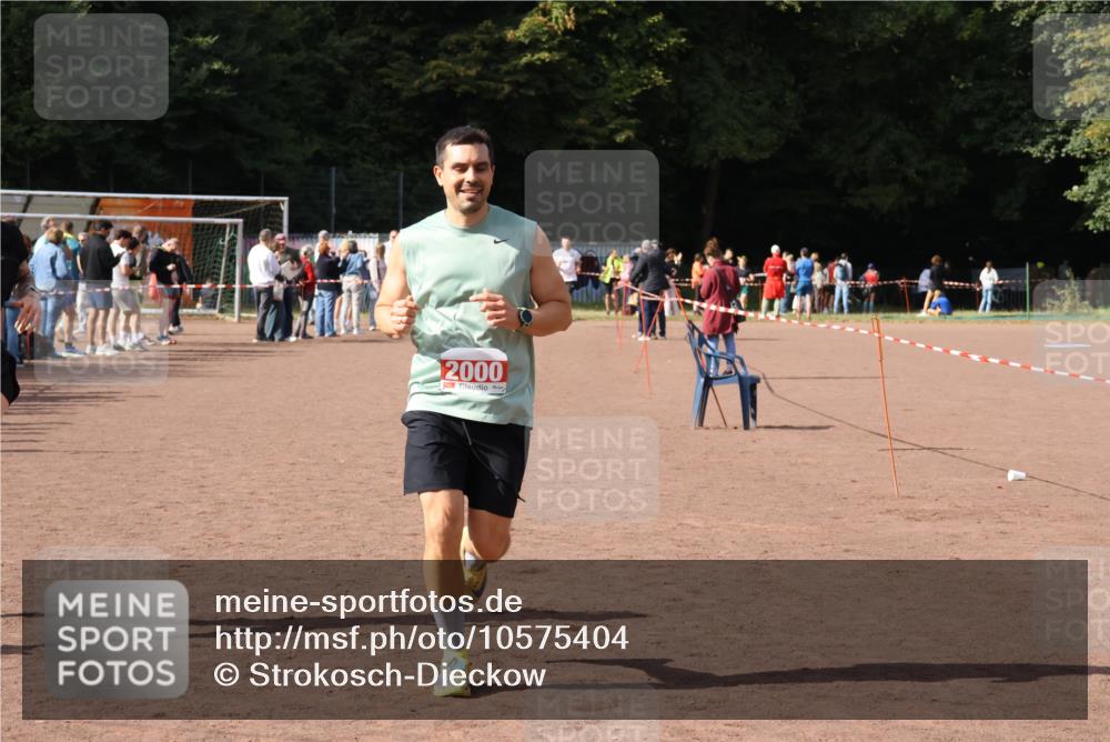 27.09.2026 - 35. Volkslauf durch das schöne Alstertal Strokosch-Dieckow http://msf.ph/oto/10575404 27.09.2026 12:29:44 Ziel 2000, 2053 meine-sportfotos.de