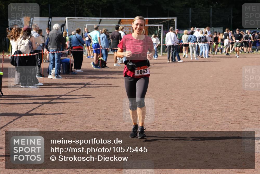 27.09.2026 - 35. Volkslauf durch das schöne Alstertal Strokosch-Dieckow http://msf.ph/oto/10575445 27.09.2026 12:35:43 Ziel 1063 meine-sportfotos.de