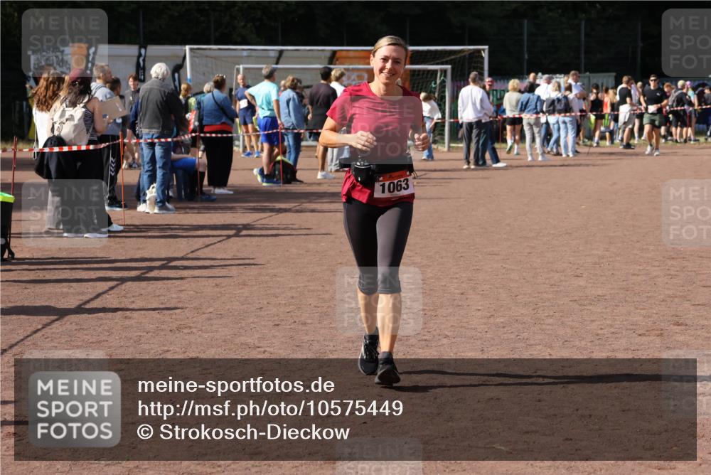 27.09.2026 - 35. Volkslauf durch das schöne Alstertal Strokosch-Dieckow http://msf.ph/oto/10575449 27.09.2026 12:35:43 Ziel 1063 meine-sportfotos.de
