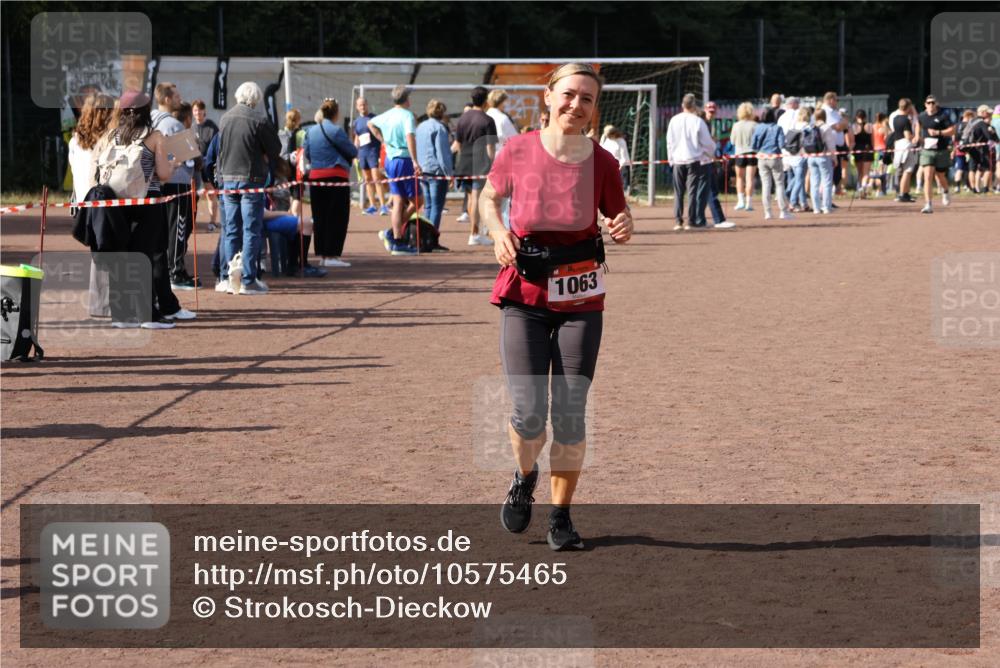 27.09.2026 - 35. Volkslauf durch das schöne Alstertal Strokosch-Dieckow http://msf.ph/oto/10575465 27.09.2026 12:35:43 Ziel 1063 meine-sportfotos.de