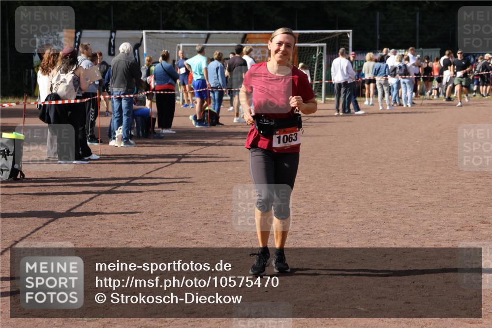 27.09.2026 - 35. Volkslauf durch das schöne Alstertal Strokosch-Dieckow http://msf.ph/oto/10575470 27.09.2026 12:35:44 Ziel 1063 meine-sportfotos.de