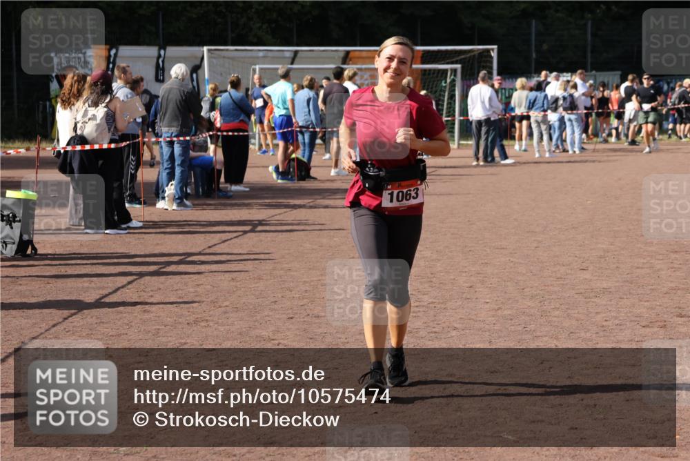 27.09.2026 - 35. Volkslauf durch das schöne Alstertal Strokosch-Dieckow http://msf.ph/oto/10575474 27.09.2026 12:35:44 Ziel 1063 meine-sportfotos.de