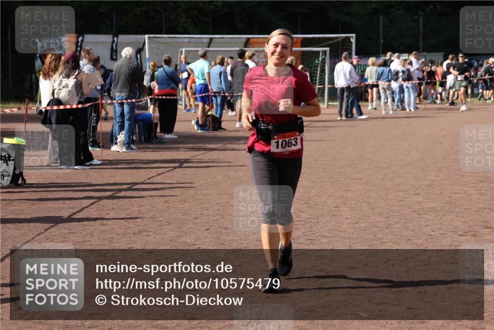 27.09.2026 - 35. Volkslauf durch das schöne Alstertal Strokosch-Dieckow http://msf.ph/oto/10575479 27.09.2026 12:35:44 Ziel 1063 meine-sportfotos.de