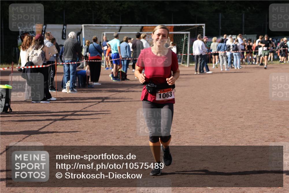 27.09.2026 - 35. Volkslauf durch das schöne Alstertal Strokosch-Dieckow http://msf.ph/oto/10575489 27.09.2026 12:35:44 Ziel 1063 meine-sportfotos.de