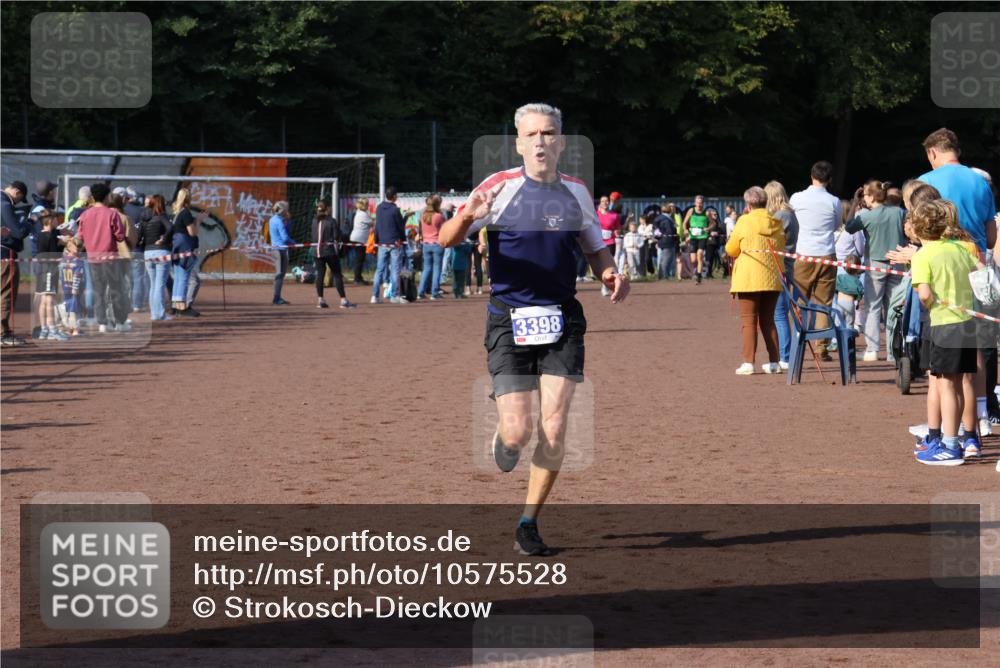 27.09.2026 - 35. Volkslauf durch das schöne Alstertal Strokosch-Dieckow http://msf.ph/oto/10575528 27.09.2026 11:20:09 Ziel 3398, 3423 meine-sportfotos.de