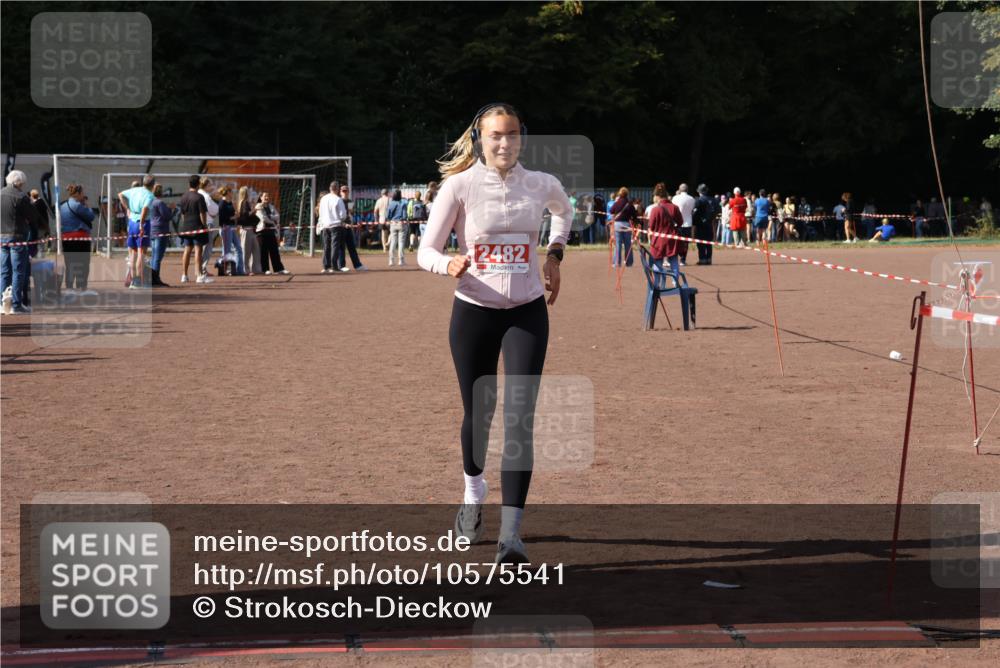 27.09.2026 - 35. Volkslauf durch das schöne Alstertal Strokosch-Dieckow http://msf.ph/oto/10575541 27.09.2026 12:36:02 Ziel 2482, 2495 meine-sportfotos.de
