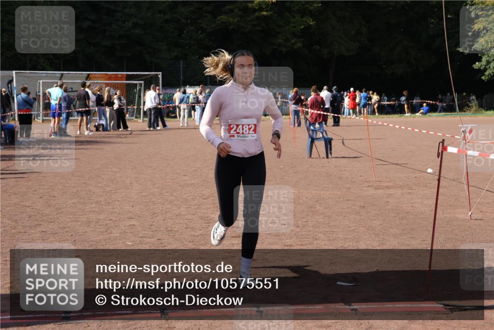27.09.2026 - 35. Volkslauf durch das schöne Alstertal Strokosch-Dieckow http://msf.ph/oto/10575551 27.09.2026 12:36:02 Ziel 2482, 2495 meine-sportfotos.de