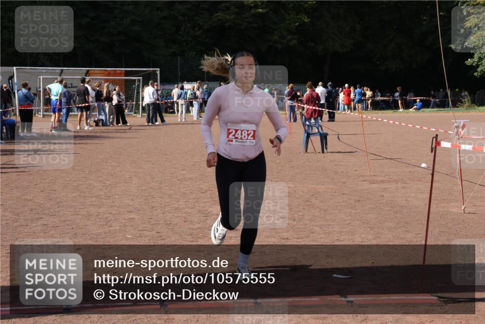 27.09.2026 - 35. Volkslauf durch das schöne Alstertal Strokosch-Dieckow http://msf.ph/oto/10575555 27.09.2026 12:36:02 Ziel 2482, 2495 meine-sportfotos.de