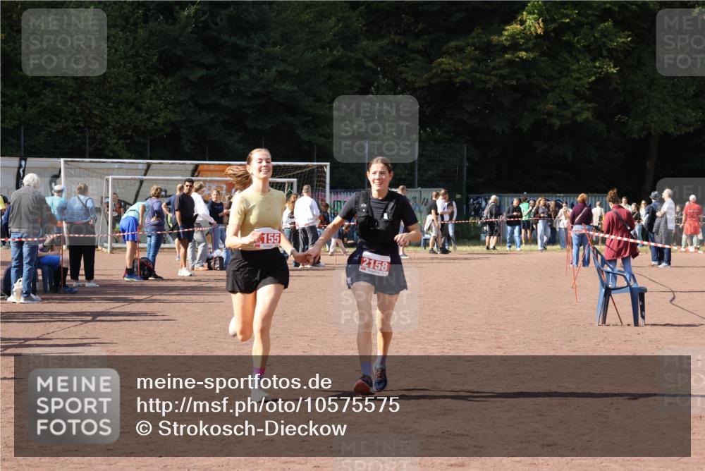 27.09.2026 - 35. Volkslauf durch das schöne Alstertal Strokosch-Dieckow http://msf.ph/oto/10575575 27.09.2026 12:36:23 Ziel 2155, 2158 meine-sportfotos.de