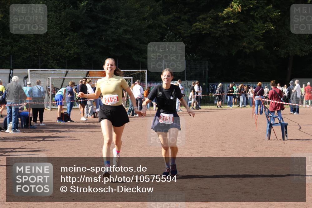 27.09.2026 - 35. Volkslauf durch das schöne Alstertal Strokosch-Dieckow http://msf.ph/oto/10575594 27.09.2026 12:36:23 Ziel 2155, 2158 meine-sportfotos.de