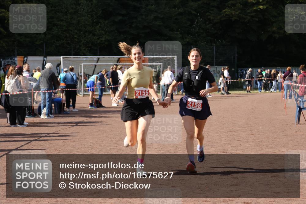 27.09.2026 - 35. Volkslauf durch das schöne Alstertal Strokosch-Dieckow http://msf.ph/oto/10575627 27.09.2026 12:36:24 Ziel 2155, 2158 meine-sportfotos.de