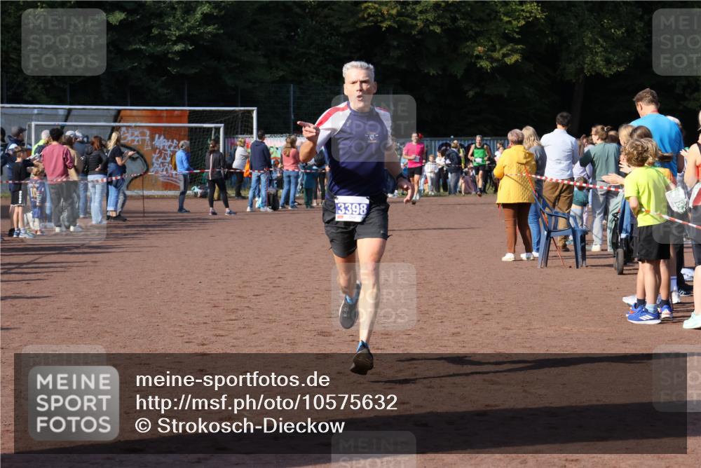 27.09.2026 - 35. Volkslauf durch das schöne Alstertal Strokosch-Dieckow http://msf.ph/oto/10575632 27.09.2026 11:20:08 Ziel 3398, 3423 meine-sportfotos.de
