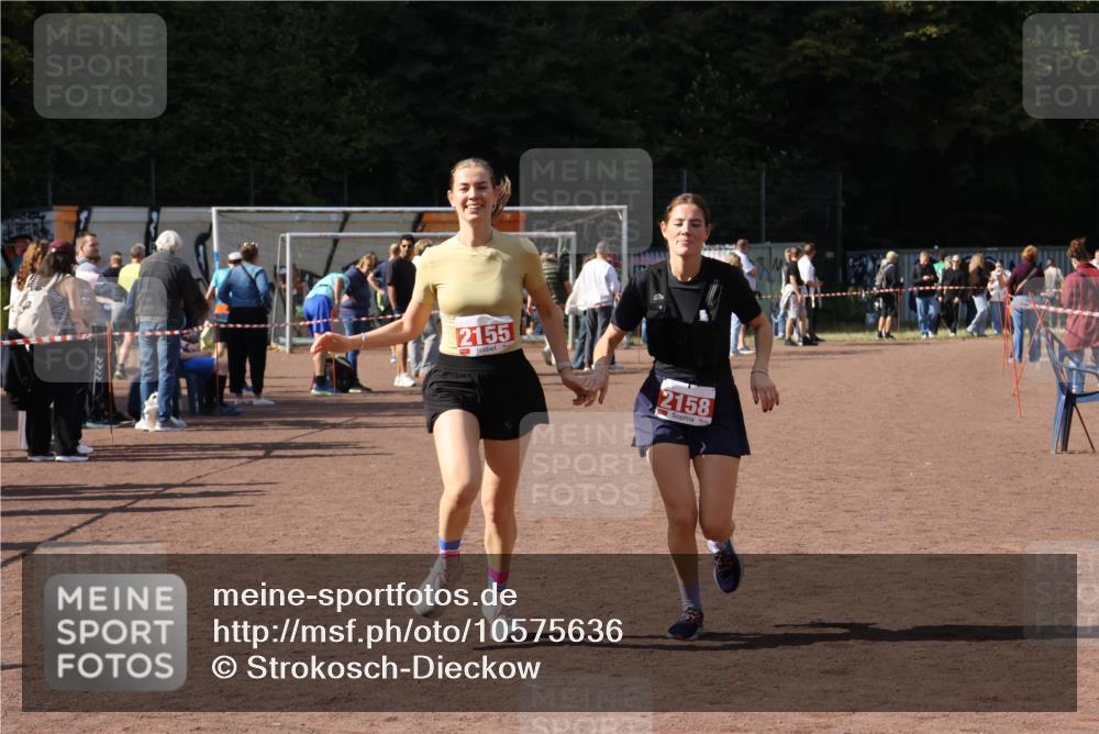 27.09.2026 - 35. Volkslauf durch das schöne Alstertal Strokosch-Dieckow http://msf.ph/oto/10575636 27.09.2026 12:36:24 Ziel 2155, 2158 meine-sportfotos.de