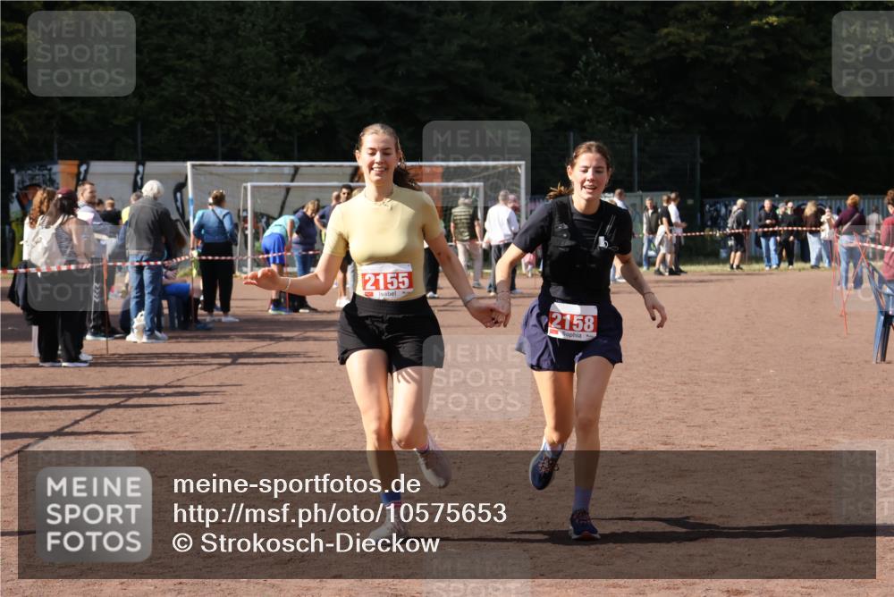 27.09.2026 - 35. Volkslauf durch das schöne Alstertal Strokosch-Dieckow http://msf.ph/oto/10575653 27.09.2026 12:36:24 Ziel 2155, 2158 meine-sportfotos.de