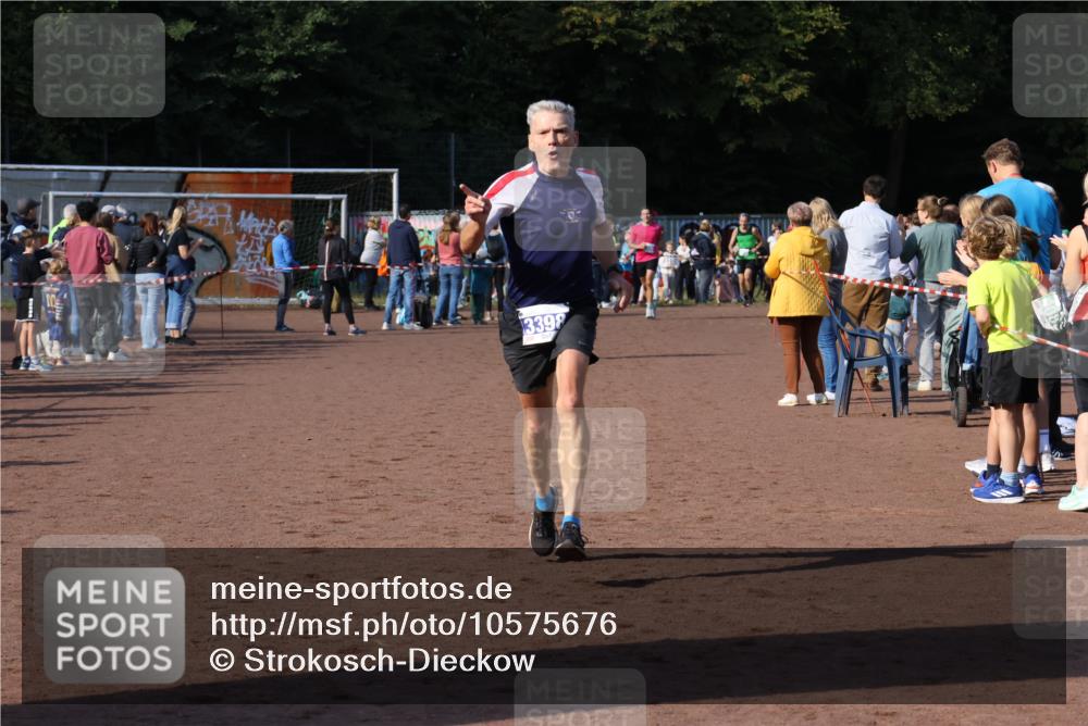 27.09.2026 - 35. Volkslauf durch das schöne Alstertal Strokosch-Dieckow http://msf.ph/oto/10575676 27.09.2026 11:20:08 Ziel 3398, 3423 meine-sportfotos.de
