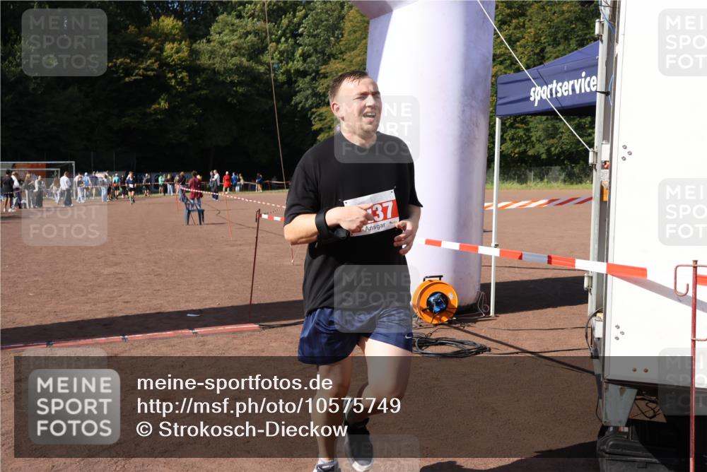 27.09.2026 - 35. Volkslauf durch das schöne Alstertal Strokosch-Dieckow http://msf.ph/oto/10575749 27.09.2026 12:36:52 Ziel 2237, 2968 meine-sportfotos.de