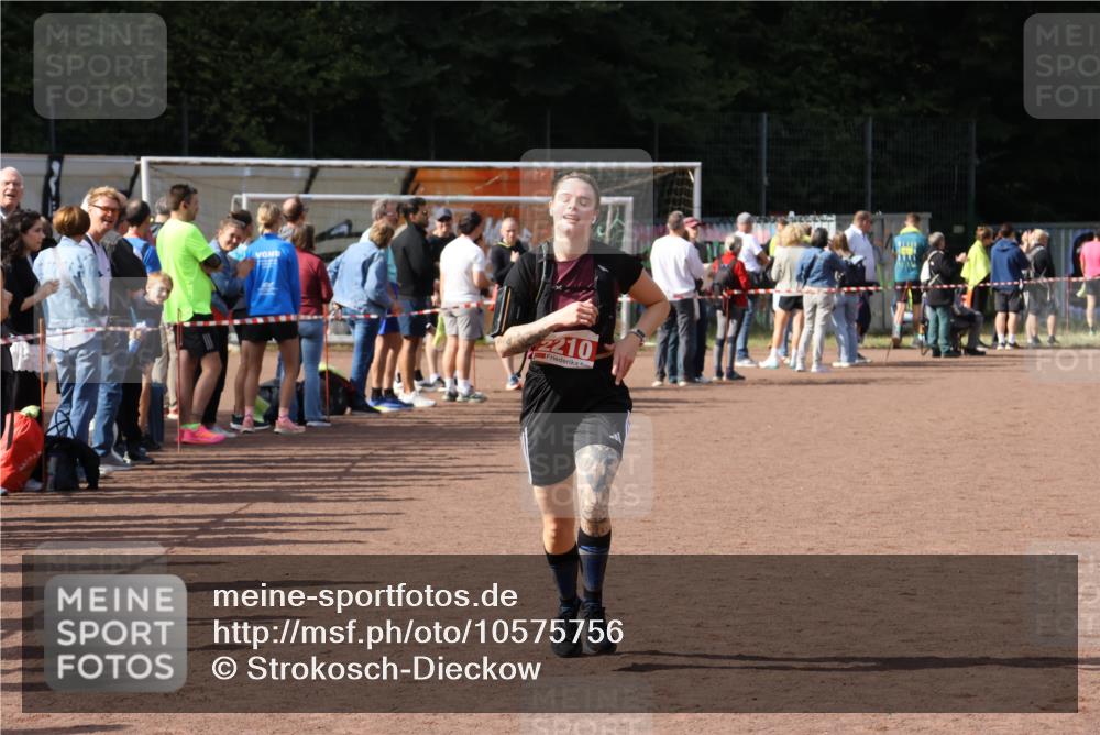 27.09.2026 - 35. Volkslauf durch das schöne Alstertal Strokosch-Dieckow http://msf.ph/oto/10575756 27.09.2026 12:30:02 Ziel 2210, 2211 meine-sportfotos.de