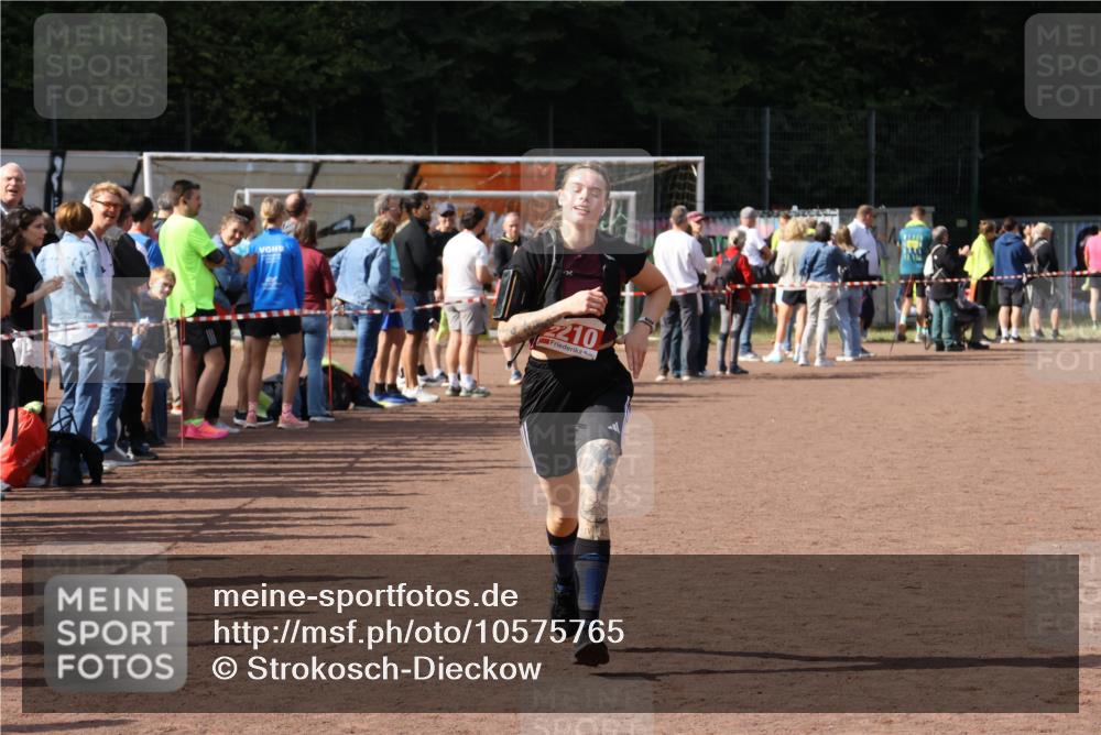 27.09.2026 - 35. Volkslauf durch das schöne Alstertal Strokosch-Dieckow http://msf.ph/oto/10575765 27.09.2026 12:30:02 Ziel 2210, 2211 meine-sportfotos.de