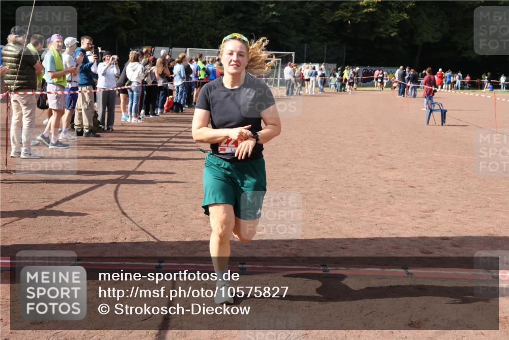 27.09.2026 - 35. Volkslauf durch das schöne Alstertal Strokosch-Dieckow http://msf.ph/oto/10575827 27.09.2026 12:30:06 Ziel 2210, 2211 meine-sportfotos.de