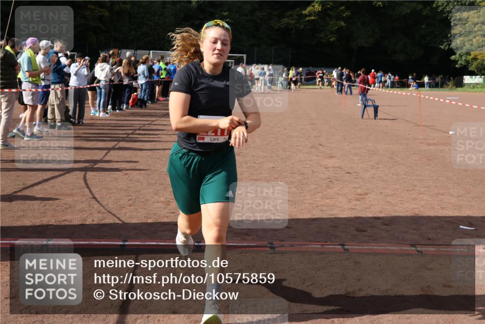 27.09.2026 - 35. Volkslauf durch das schöne Alstertal Strokosch-Dieckow http://msf.ph/oto/10575859 27.09.2026 12:30:07 Ziel 2210, 2211 meine-sportfotos.de