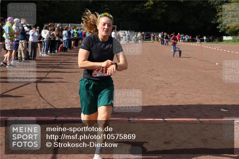 27.09.2026 - 35. Volkslauf durch das schöne Alstertal Strokosch-Dieckow http://msf.ph/oto/10575869 27.09.2026 12:30:07 Ziel 2210, 2211 meine-sportfotos.de