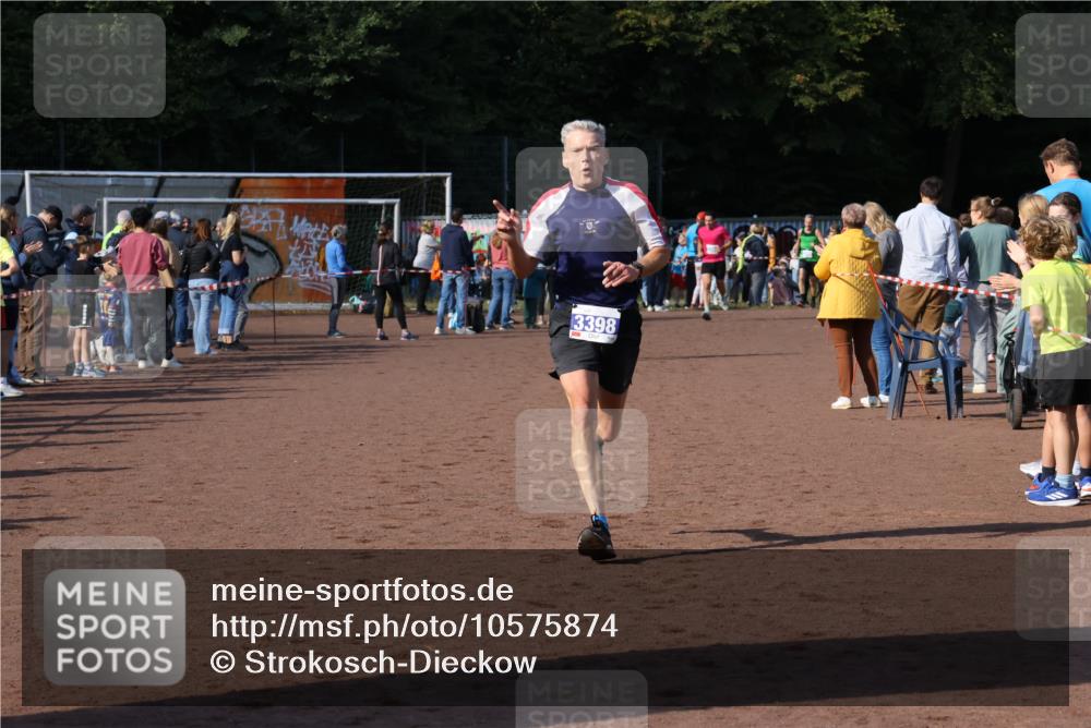 27.09.2026 - 35. Volkslauf durch das schöne Alstertal Strokosch-Dieckow http://msf.ph/oto/10575874 27.09.2026 11:20:08 Ziel 3398, 3423 meine-sportfotos.de