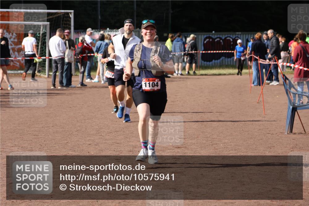 27.09.2026 - 35. Volkslauf durch das schöne Alstertal Strokosch-Dieckow http://msf.ph/oto/10575941 27.09.2026 12:30:19 Ziel 1074, 1104, 2398 meine-sportfotos.de